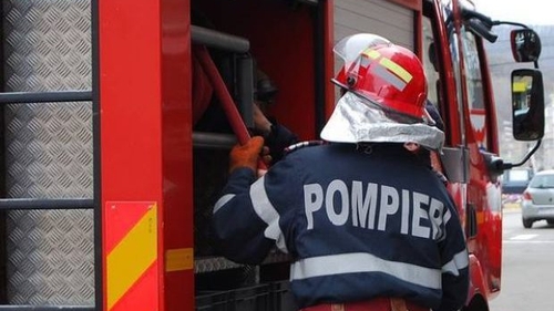 Copil de un an, blocat în mașină, în Mamaia. Pompierii au spart geamul ca să-l scoată