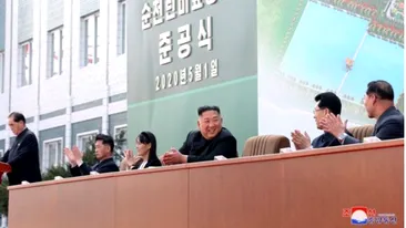 Prima apariție a lui Kim Jong-un în public după ce s-a zvonit că a murit. Mulțimea a izbucnit „în urale furtunoase”