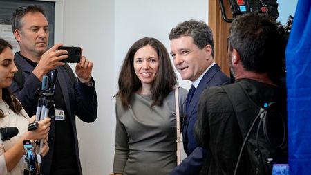 Cum a apărut Mirabela, la brațul lui Nicușor Dan, în ziua alegerilor? Toate privirile s-au întors către ea