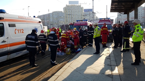 Scene de groază în Bucureşti! Un bărbat, prins sub tramvaiul 21. Medicii încearcă să îl ţină în viaţă