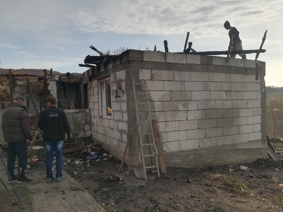 Căsuța refăcută începe să prindă contur, cu ajutorul oamenilor cu sufet