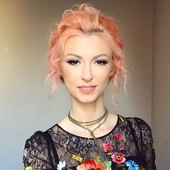Andreea Bălan s-a vopsit blond-roz înainte de a pleca în SUA ca să se căsătorească