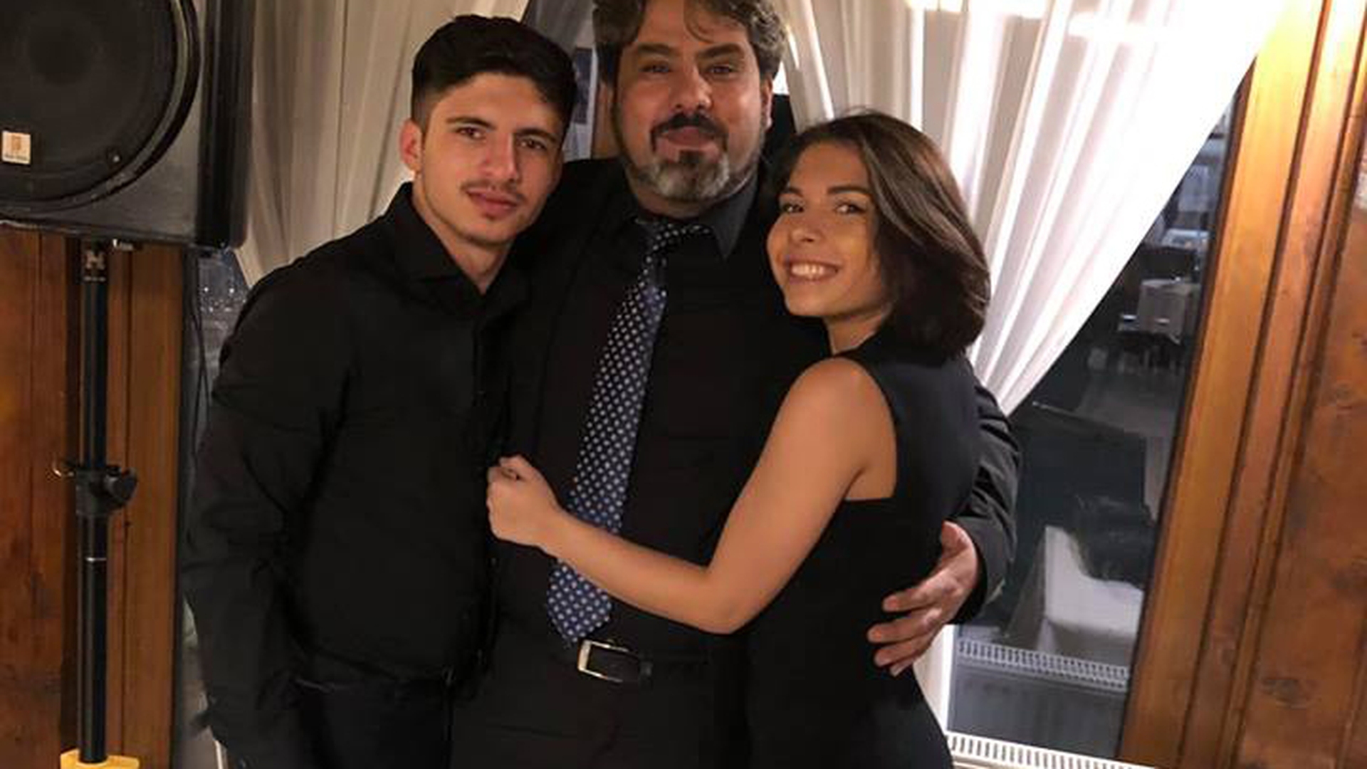 Fiica lui Costel Busuioc şi fratele ei au moștenit talentul tatălui lor!  Cei doi cântă pe străzi pentru mărunţiş