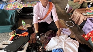 Fostul star al anilor '90 a ajuns să doarmă în stradă și să vândă haine second-hand pe marginea drumului