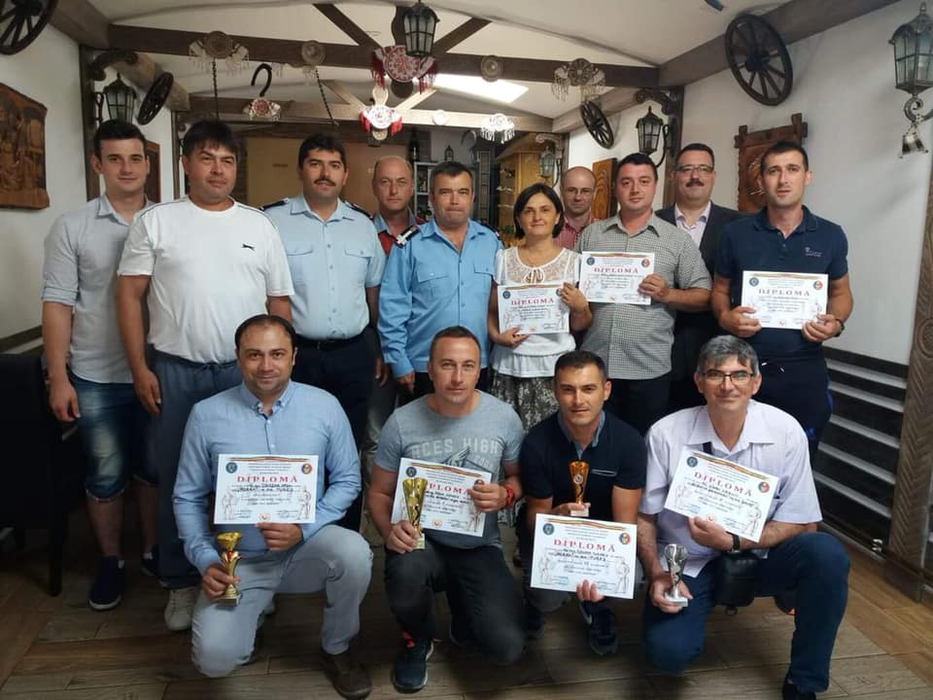 Campionul Claudiu Roșca (al doilea de la stânga la dreapta, rândul de jos), alături de competitorii săi