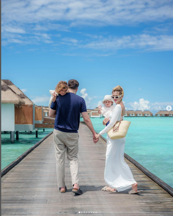 Soțul lui Emily a venit totuși în Maldive după ea, chiar dacă nu are voie să zboare. (SURSA: INSTAGRAM.COM)