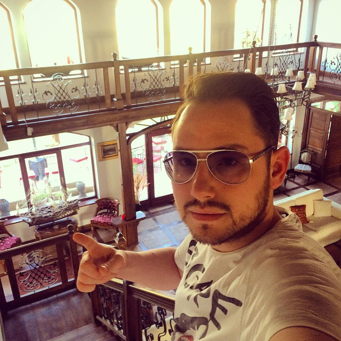 Andrei Versace a obişnuit deja pe toată lumea cu stilul său de viaţă