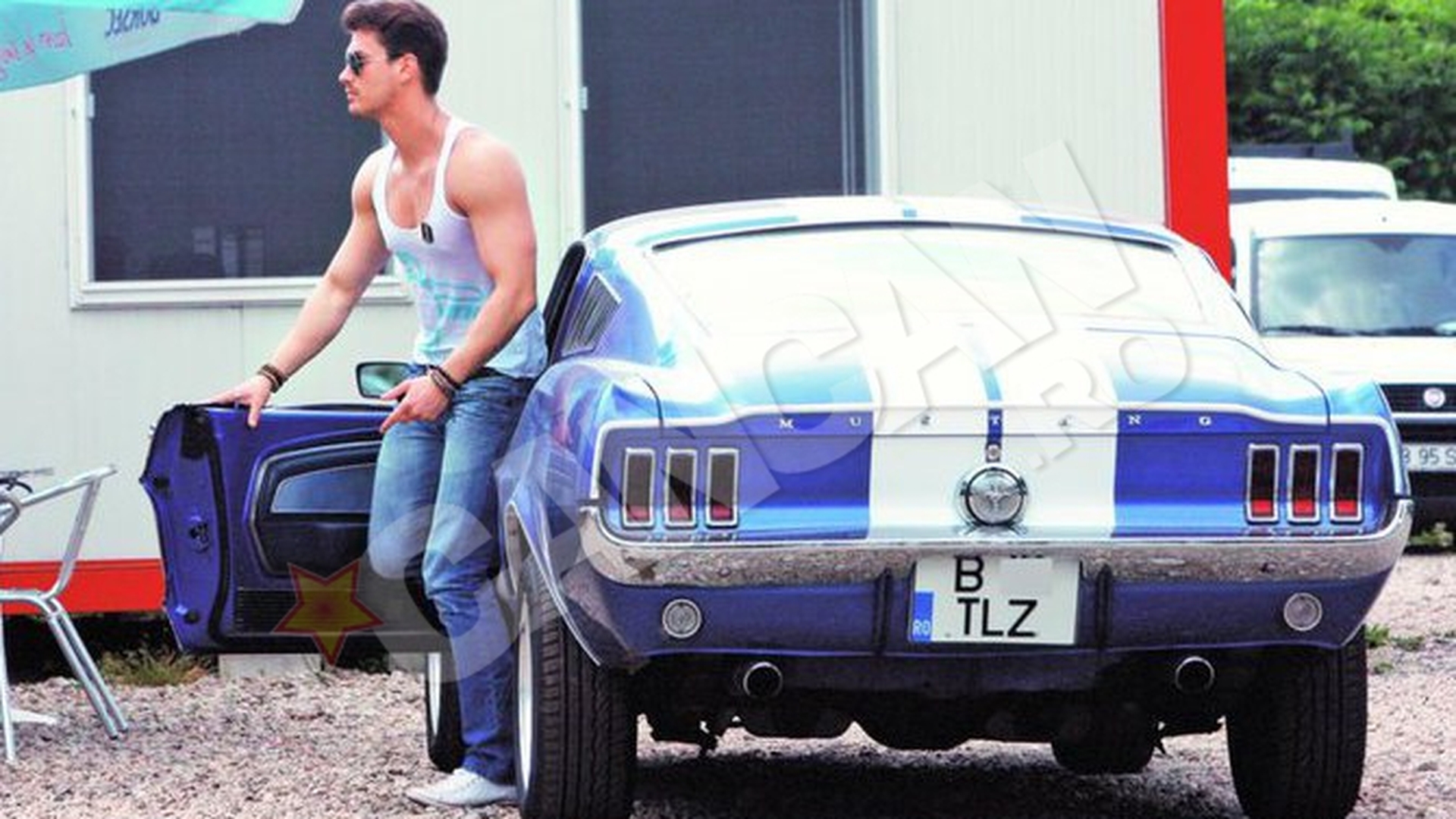 Bogdan Vladau s-a pozat cu Mustang-ul, dupa ce l-a admirat de la distanta! Indragostit de un "armasar"