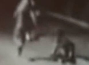 Imagini cutremurătoare surprinse de o cameră de supraveghere. Un tânăr este înjunghiat de mai multe ori în plină stradă, în Gorj