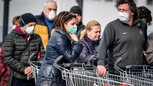 Pandemia de coronavirus pune la încercare creativitatea! Cu ce idee au venit administratorii unui supermarket pentru a stopa cumpărăturile excesive