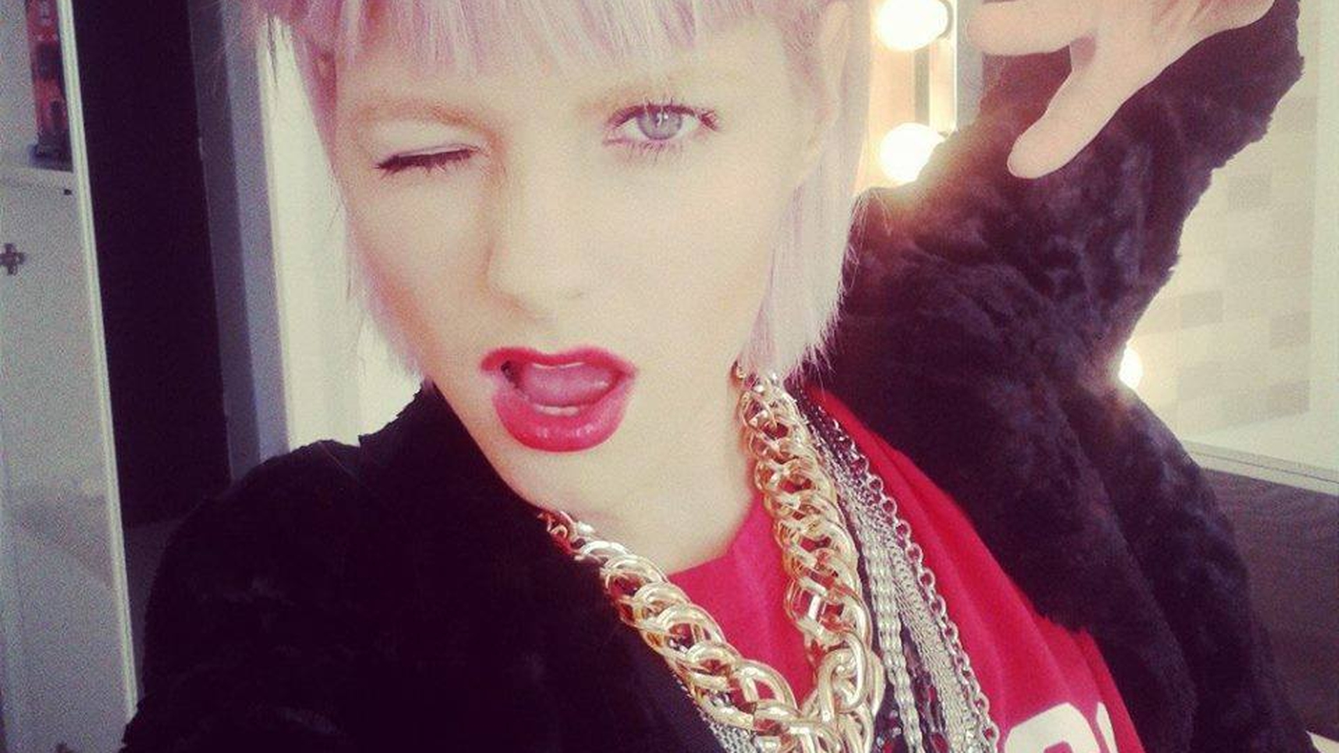 Ea este Lady Gaga de Romania! Cele mai sexy vedete din Romania i-au dat 10 pentru originalitate!