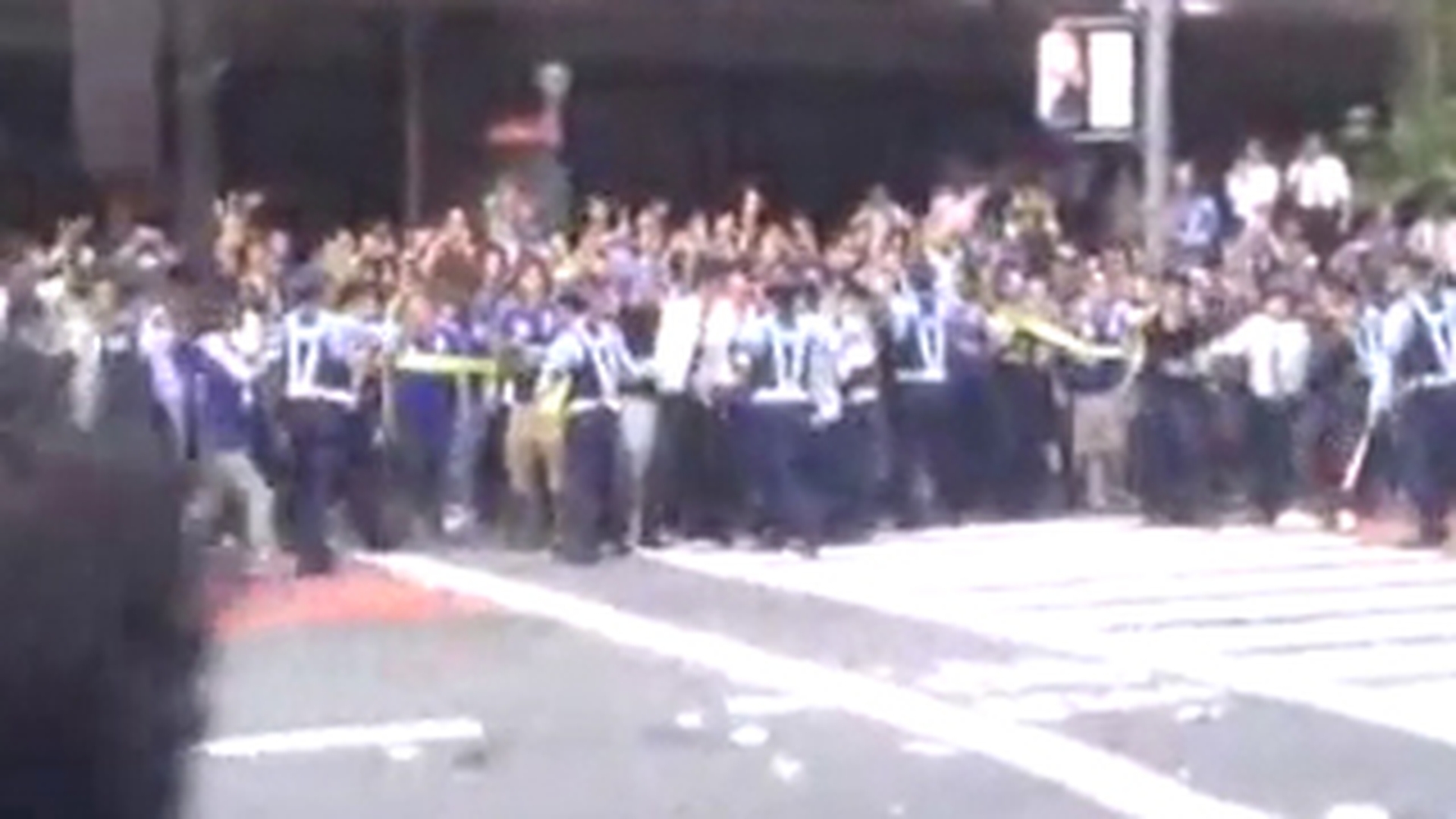 VIDEO Cei mai "civilizati" ultrasi de pe planeta! Scandeaza, se injura, rup cordonul politiei si...Vezi ce n-ai vazut niciodata in peluzele de la noi!