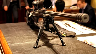 SURSE Șefi din industria de armament reținuți de DNA. Ar fi luat mită pentru perfectarea de contracte. 500.000 de euro găsiți la percheziții