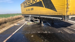Accident grav în Giurgiu. Coliziune între un autoturism și un TIR care transporta azotat de amoniu. Pericol de explozie