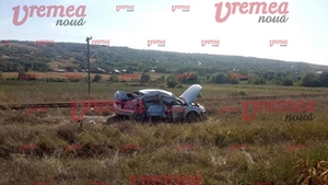 Neatenția le putea costa viața! Mașina în care se aflau două tinere din Bârlad a fost spulberată de tren, după ce șoferița a ignorat avertizările mecanicului de locomotivă