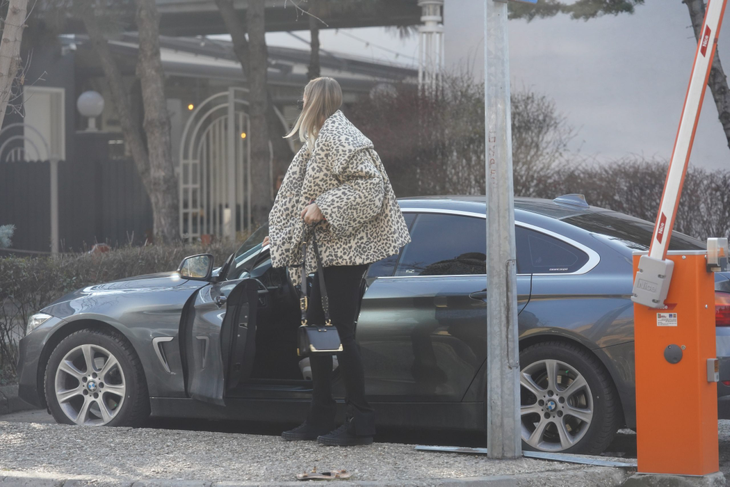 Gabriela Prisăcariu și-a făcut "de lucru" la restaurantul lui Dani Oțil, "The Grill" (Foto: CANCAN.RO)