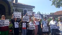 Este protest la Curtea de Apel Craiova. Susţinătorii Sorinei, fetița din Baia de Aramă, au venit înarmaţi cu pancarde