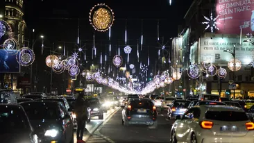 S-au aprins luminițele de Crăciun în București. Cât va plăti municipalitatea pentru instalațiile luminoase din acest an
