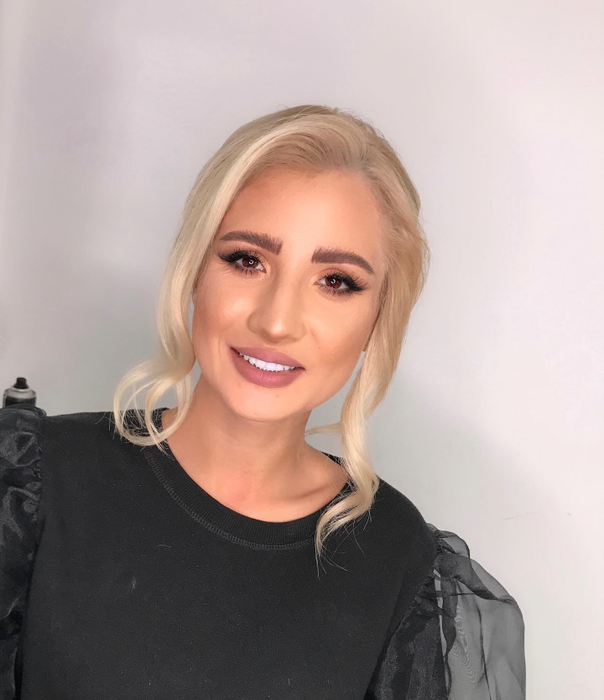 Claudia Puican, sexy-artista supranumită Paris Hilton din trending / Sursă foto: Facebook