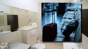Trucul pe care orice turist trebuie să îl cunoască! De ce ar fi bine să pui bagajul de mână în baie, la cazare