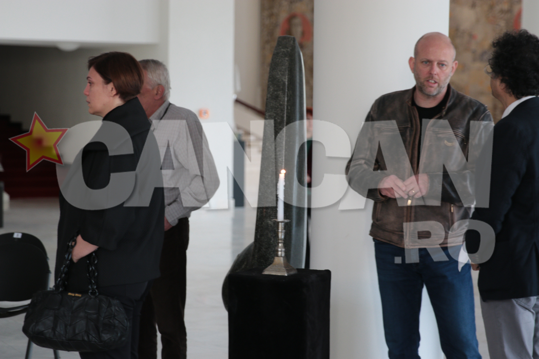 Imaginile durerii de la priveghiul maestrului MIRCEA ALBULESCU! Fiul şi nora actorului nu-şi pot stăpâni lacrimile