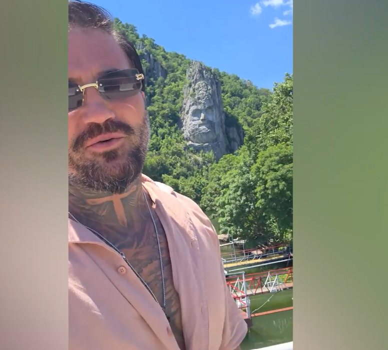 Marcel de la Insula iubirii, gafă de zile mari! Unde a crezut că este când s-a filmat lângă statuia lui Decebal/ sursă foto: captură video TikTok