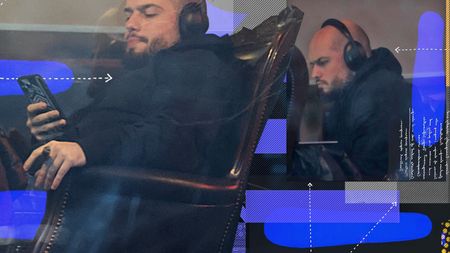 Cu câteva zile în urmă s-a tuns, acum... BRomania nu-și dă căștile jos nici în restaurant