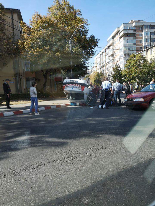 Mașina de poliție s-a răsturnat în urma impactului