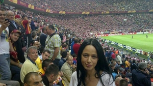 Andreea Raicu, fluierata pentru obstructie! Sute de spanioli nu au mai putut fi atenti la meci cand ea a transformat finala Europa League intr-o sedinta foto