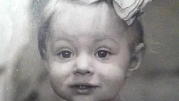 O fetita cu pampon! Ce blonda focoasa a ajuns sfioasa din imagine!