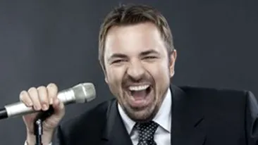 VIDEO Horia Brenciu canta in fata clasei, la tabla! Asculta melodia cu care isi dadea gata toti colegii!