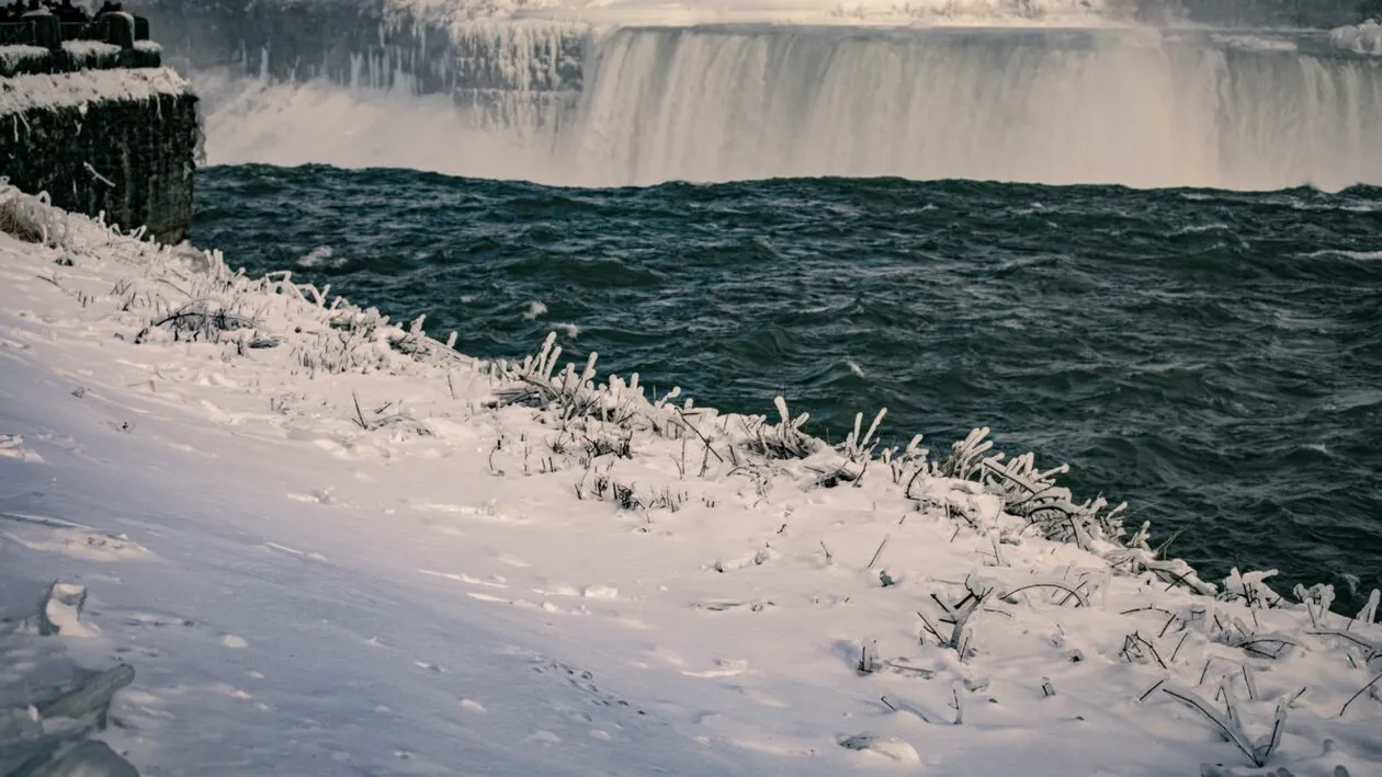 Minunea albă de la Niagara: de ce pare înghețată, dar continuă să curgă fără oprire