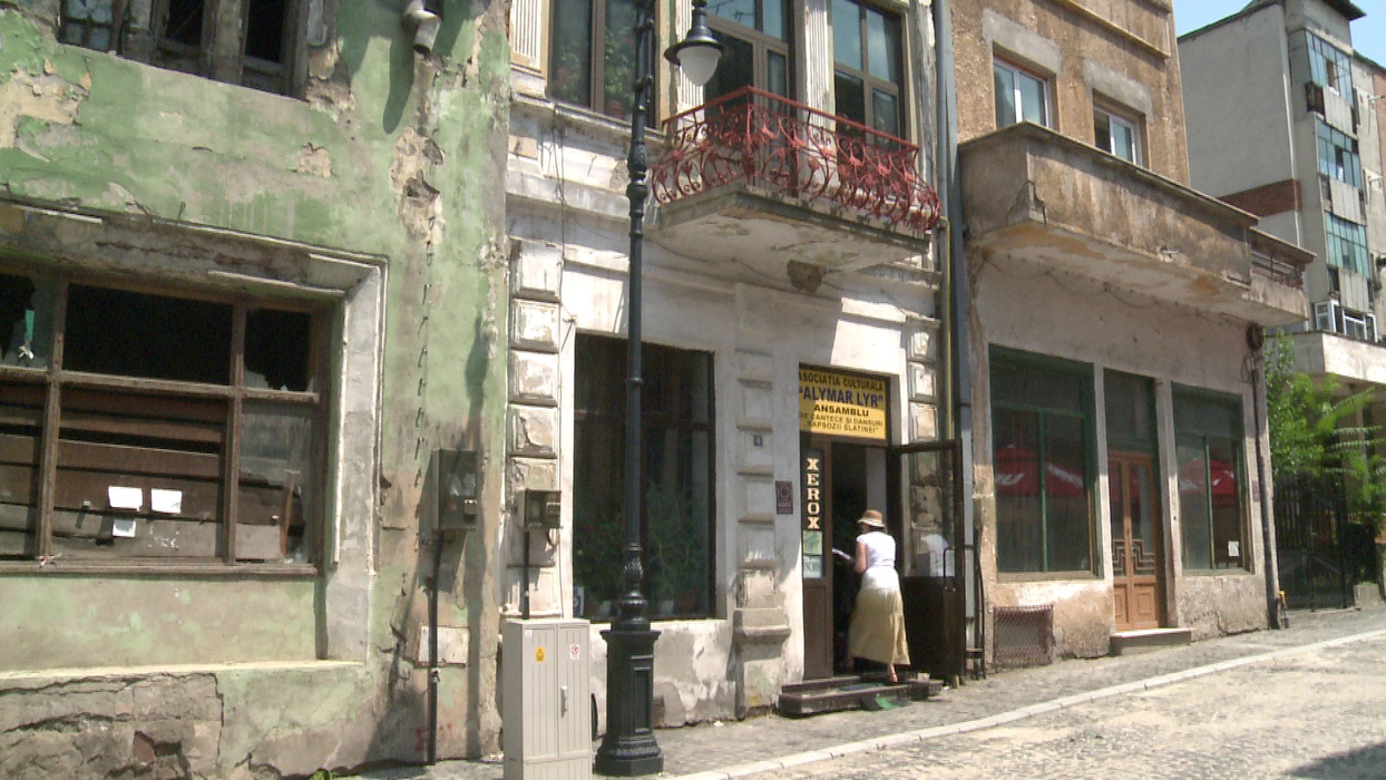Casa Ilie Zaricinovici (cu balcon din fier forjat); la parter era cofetăria, iar la etaj se afla locuința familiei - Foto: Facebook/Aurelia Grosu