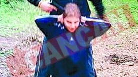 Un politist agata femei cu arma din dotare