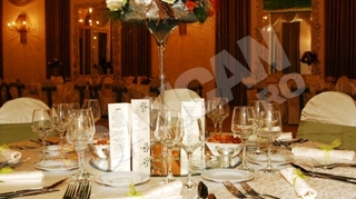 Uite ce tort a avut la botez fetita Andreei Antonescu! A fost accesorizat cu botosei roz din ciocolata