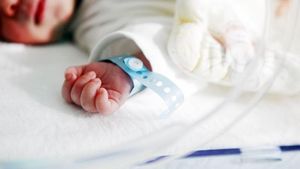 Un bebeluș nou-născut a fost abandonat lângă un tomberon, în Baia Mare
