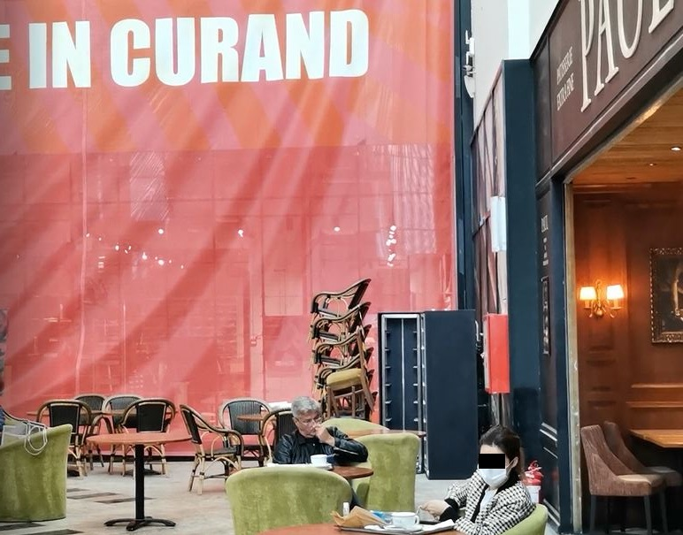 Dan Bittman, singur-singurel, la cafenea în mall