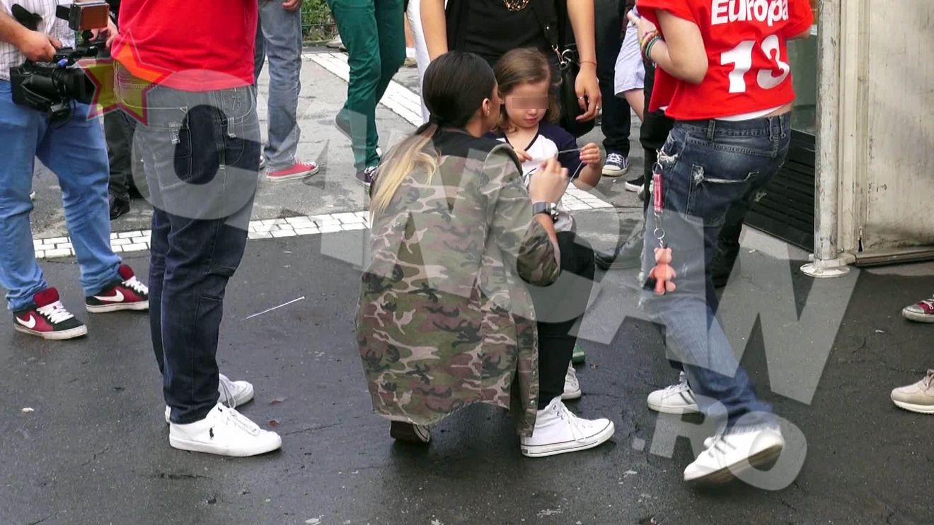 Antonia isi obisnuieste fetita cu viata de turneu si o ia pretutindeni cu ea! Maya a fost adoptata de trupa celebrei ei mame!