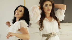 Asta e ultima lovitură a lui Carmen de la Sălciua! Pe cine a lansat în muzică: e la fel de sexy! VIDEO