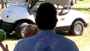 A iesit cu fiul lui in parc, insa s-a facut de ras! Nu a putut sa suporte rusinea cand si-a dat seama ce are pe spate