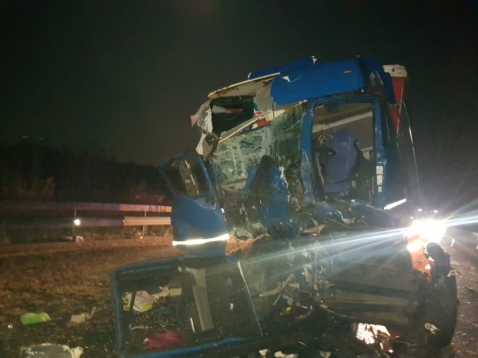 Accident grav pe A1. Două camioane s-au ciocnit, iar unul dintre șoferi a rămas încarcerat
