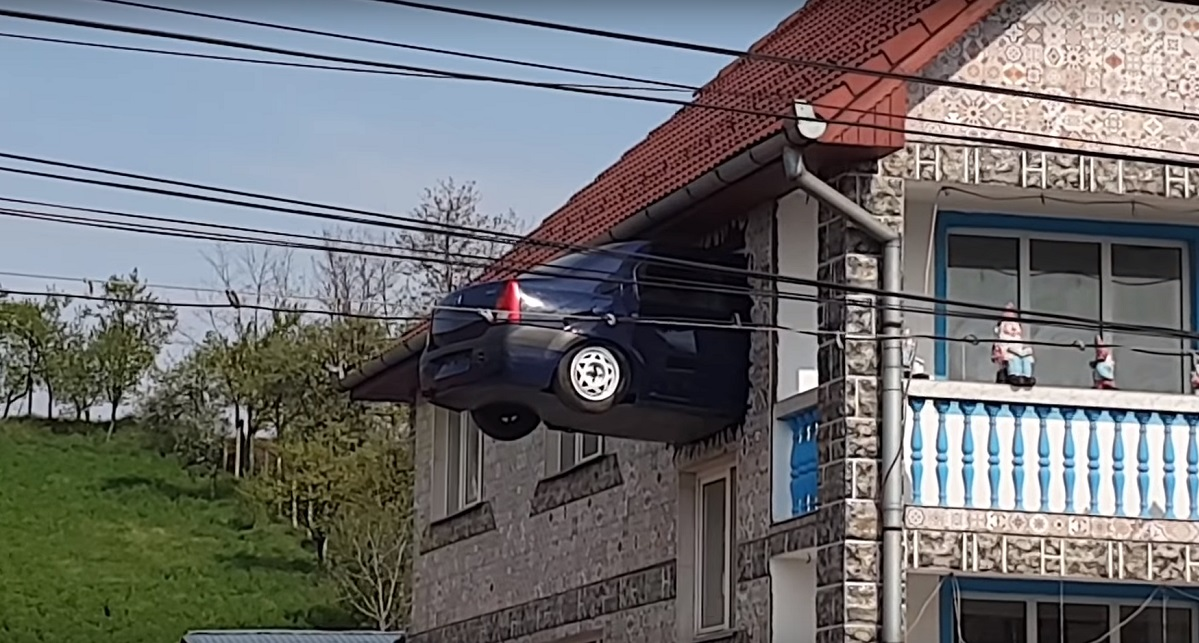 Nu, nu e Photoshop! Un român și-a zidit Loganul într-unul dintre pereții casei