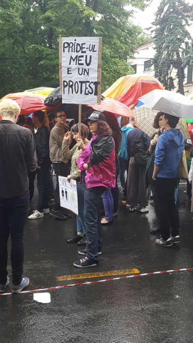 Mii de oameni au pornit la pas prin ploaie spre Piaţa Victoriei, acolo unde se va încheia Marşul Diversităţii