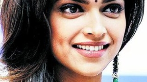 Pe Deepika Padukone o puteti vedea de astazi, in filmul "Housefull", din cadrul colectiei "MARI FILME INDIENE" lansata de CANCAN. Se spala cu apa rece ca sa-si ingrijeasca parul