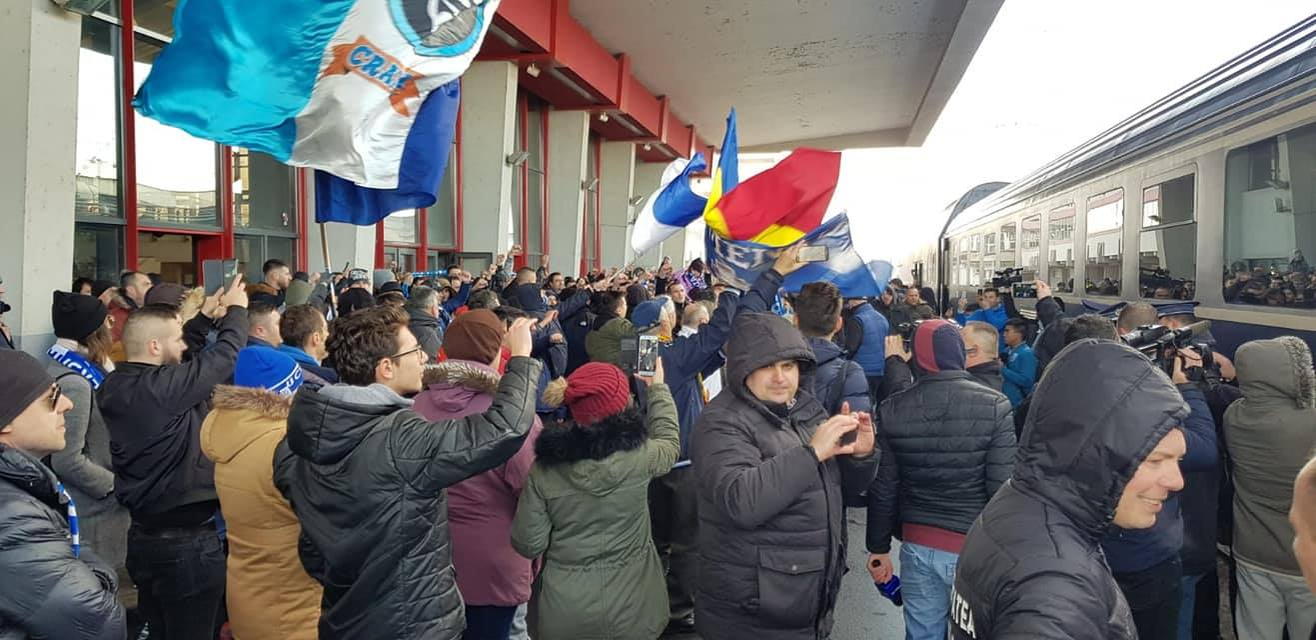 Universitatea Craiova a plecat spre Bucureşti. Fotbaliștii Științei au făcut spectacol în gară