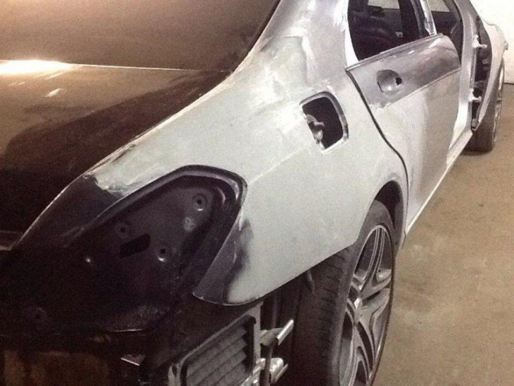 Cum şi-a TĂIAT Mercedesul ca să semene cu cea mai tare limuzină nemţească! Imagini uimitoare dintr-un garaj dărăpănat!