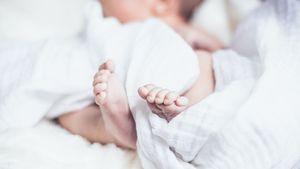 Caz șocant în Vâlcea. O femeie și-a ucis bebeluşul. I-a băgat un ciorap în gură până s-a sufocat și apoi l-a aruncat într-o găleată