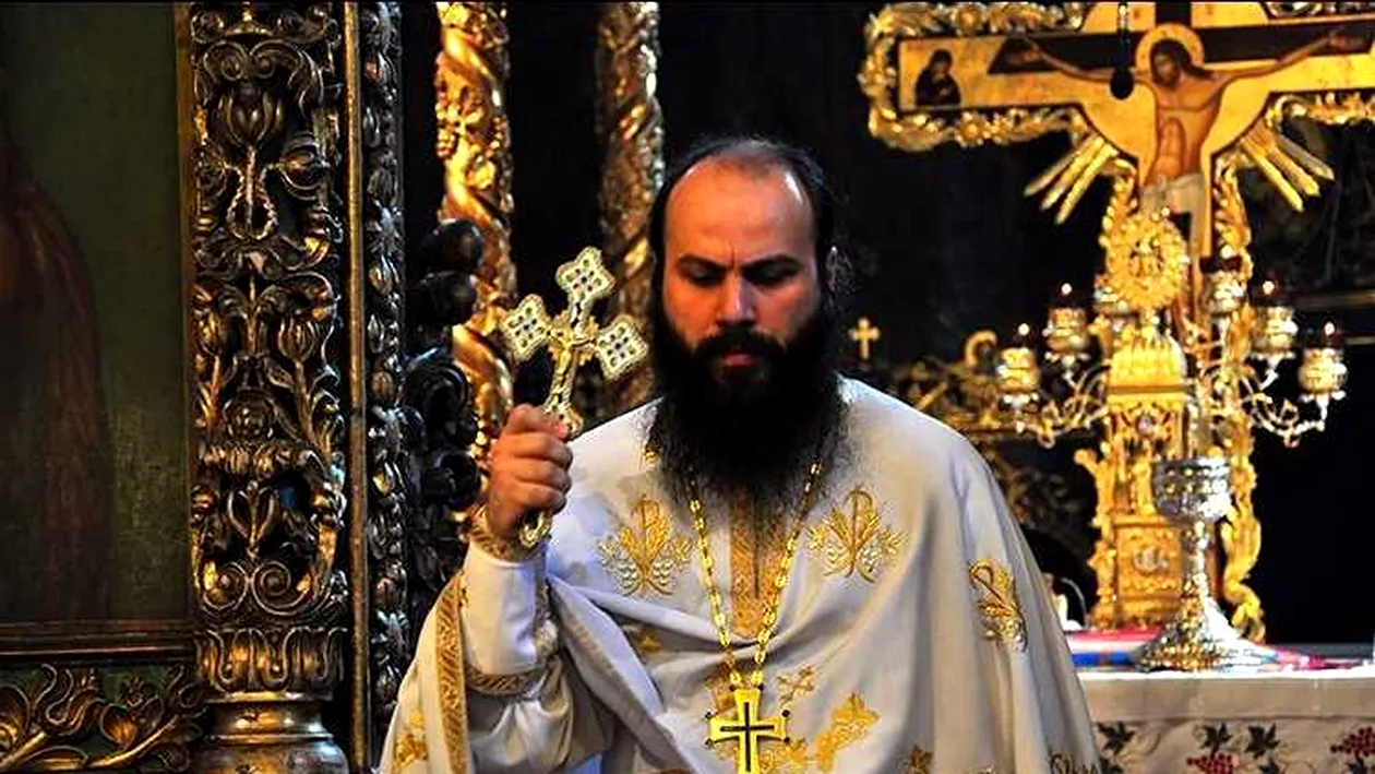 Imagini impresionante în timpul Sfintei Liturghii de la Iași: O cruce a apărut pe cer