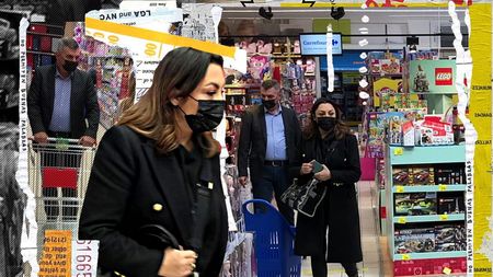 Andra l-a “concediat” pe Moș Crăciun. A luat căruciorul de coarne și s-a ocupat personal de listă, ajutată de un "elf" de încredere