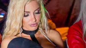 Loredana Chivu a comis-o în văzul tuturor! Fosta asistentă TV a ignorat faptul că e doar în bikini şi a arătat tot într-un club